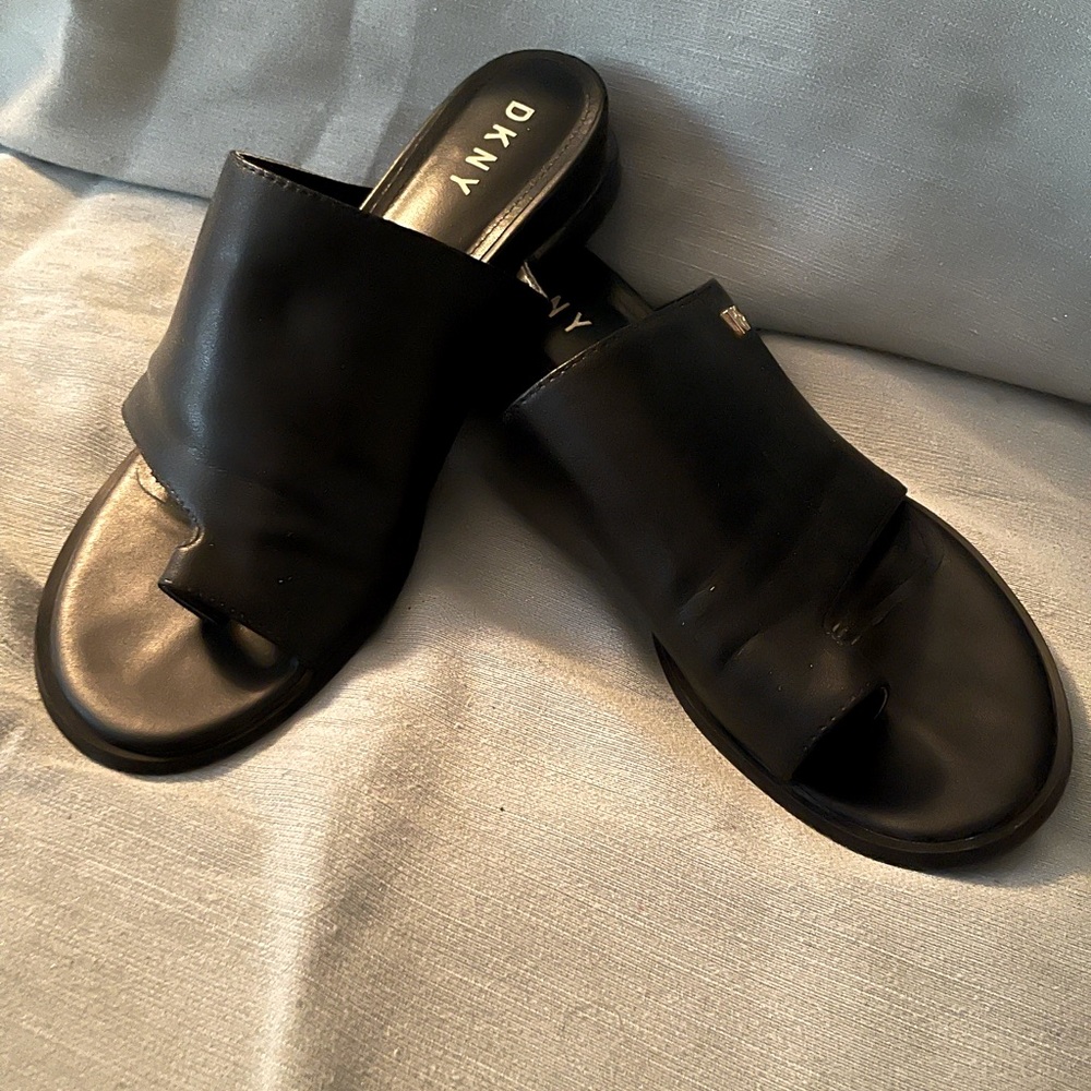 Black sandals DNKY